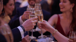 Festa di Natale aziendale persone che brindano